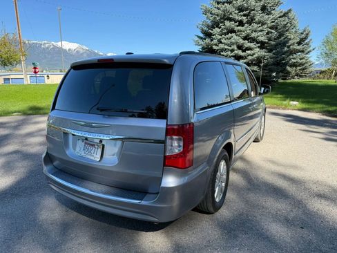 Used 2016 Chrysler Town & Country Touring FWD image 4