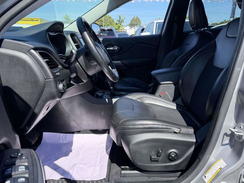 Used 2019 Jeep Cherokee Latitude Plus w/ Cold Weather Group AWD/4WD image 7