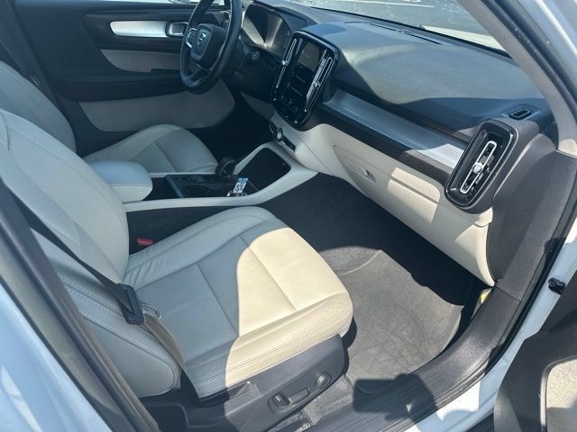 Used 2022 Volvo XC40 T4 Momentum FWD image 20
