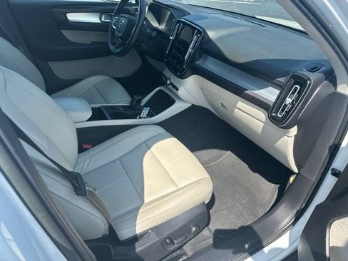 Used 2022 Volvo XC40 T4 Momentum FWD image 20