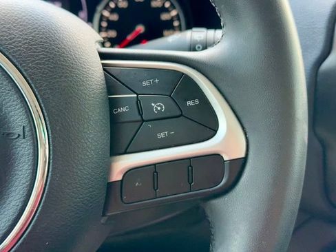 Used 2020 Jeep Renegade Latitude AWD/4WD image 17