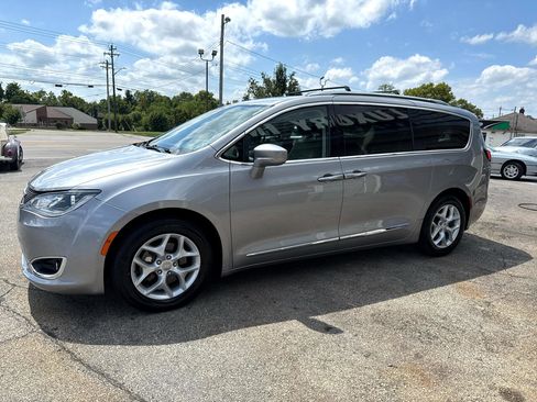 Used 2018 Chrysler Pacifica Touring-L Plus w/ Tire & Wheel Group image 12