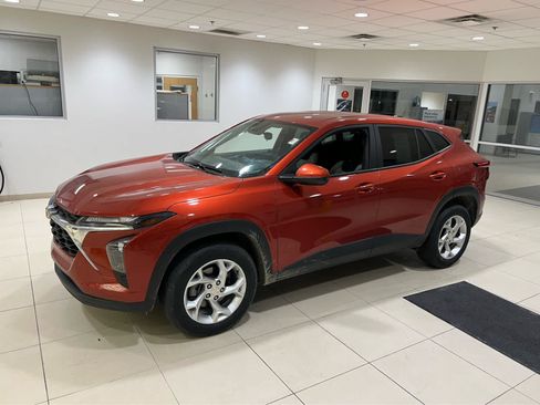Used 2024 Chevrolet Trax LS w/ LS Convenience Package FWD image 3