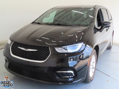 Used 2025 Chrysler Pacifica Select FWD image 8