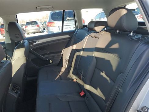 Used 2015 Volkswagen Golf S image 9