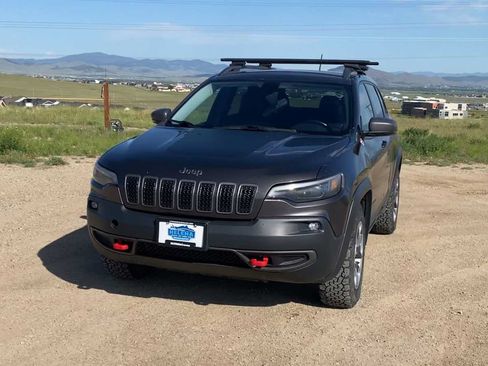 Used 2019 Jeep Cherokee Trailhawk w/ Cold Weather Group AWD/4WD image 3