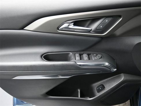 Used 2025 Chevrolet Traverse LT image 13