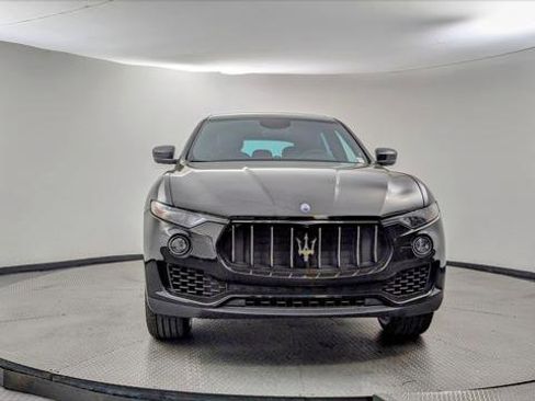 Used 2018 Maserati Levante image 11