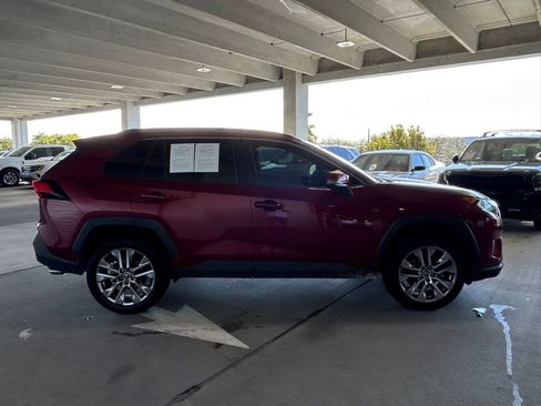 Used 2020 Toyota RAV4 XLE Premium image 4