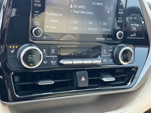 Used 2021 Toyota Highlander XLE AWD/4WD image 20