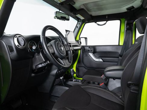 Used 2016 Jeep Wrangler Unlimited Sahara w/ Connectivity Group image 13