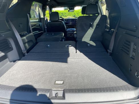 Used 2024 Chevrolet Traverse RS FWD image 50