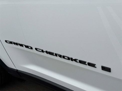 New 2025 Jeep Grand Cherokee Altitude image 18