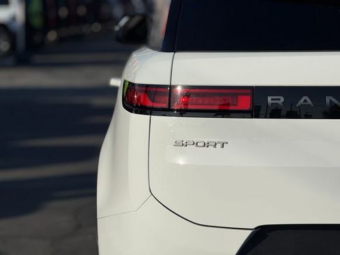 Used 2024 Land Rover Range Rover Sport SE image 8