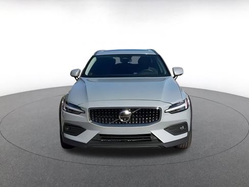 Used 2025 Volvo V60 B5 Cross Country Plus image 3