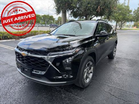 Used 2025 Chevrolet Trax LT FWD image 1