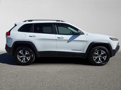 Used 2016 Jeep Cherokee Trailhawk w/ Comfort/Convenience Group AWD/4WD image 2