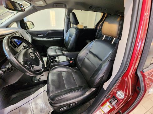 Used 2018 Toyota Sienna SE FWD image 26