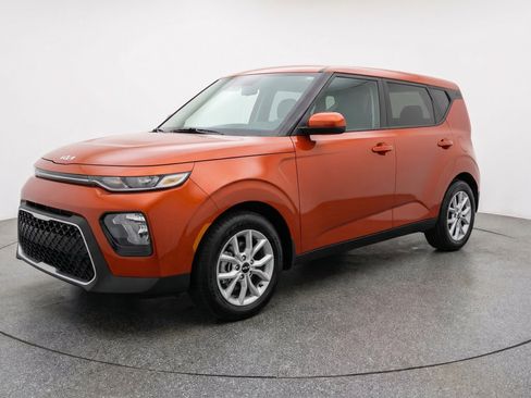 Used 2025 Kia Soul LX w/ LX Technology Package FWD image 3