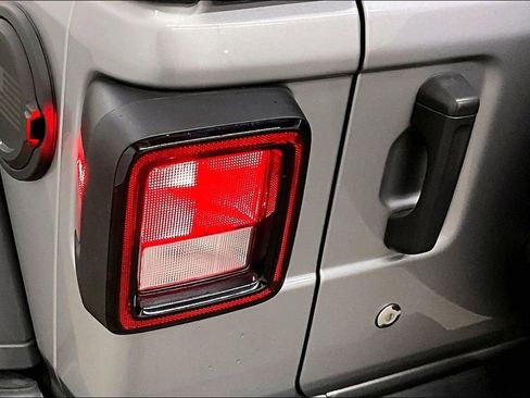 Used 2018 Jeep Wrangler Unlimited Sport AWD/4WD image 23