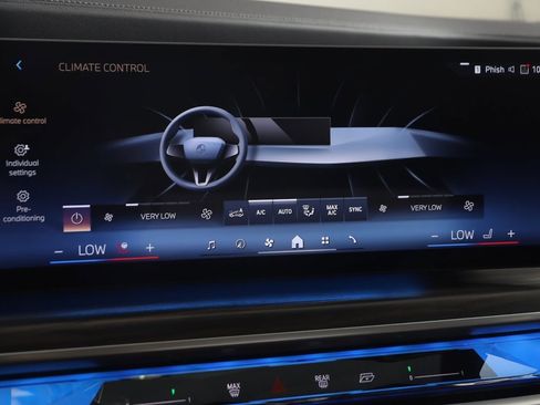 Used 2023 BMW 740i w/ Parking Assistance Package image 43