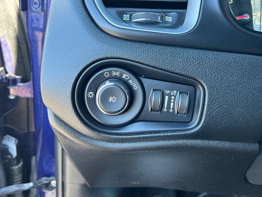 Used 2021 Jeep Renegade Latitude w/ Luxury Group II AWD/4WD image 27