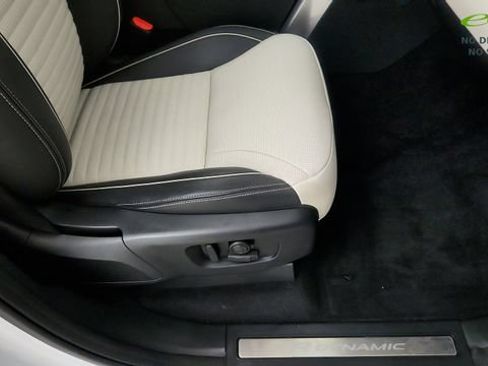 Used 2023 Land Rover Discovery Metropolitan Edition AWD/4WD image 33