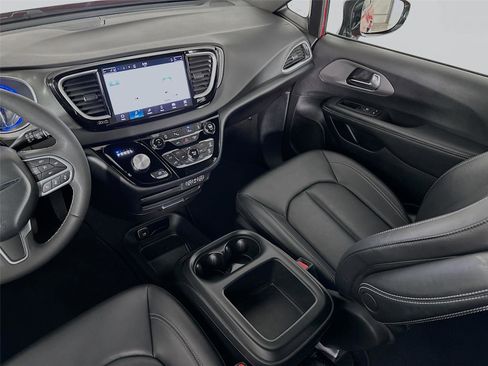 Used 2025 Chrysler Pacifica Select image 30