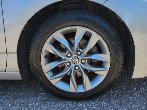 Used 2021 Toyota Avalon XLE image 11