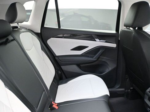 Used 2025 Volkswagen Tiguan SE AWD/4WD image 22