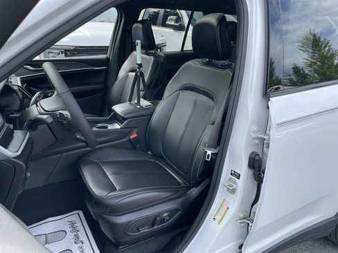 Used 2024 Jeep Grand Cherokee Limited w/ Black Appearance Package AWD/4WD image 27