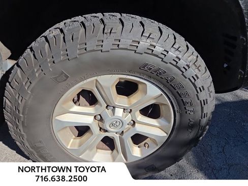 Used 2017 Toyota 4Runner SR5 Premium image 2