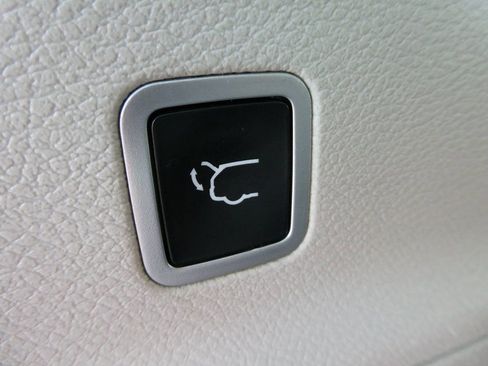 Used 2017 Chrysler Pacifica Touring-L image 19