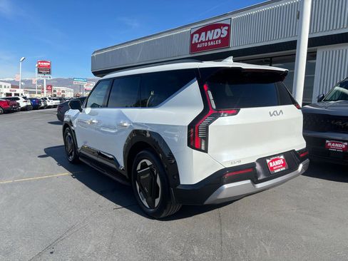 Used 2024 Kia EV9 Land image 12