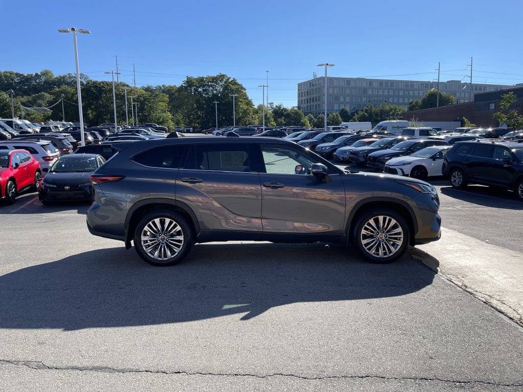 Used 2024 Toyota Highlander Platinum AWD/4WD image 7