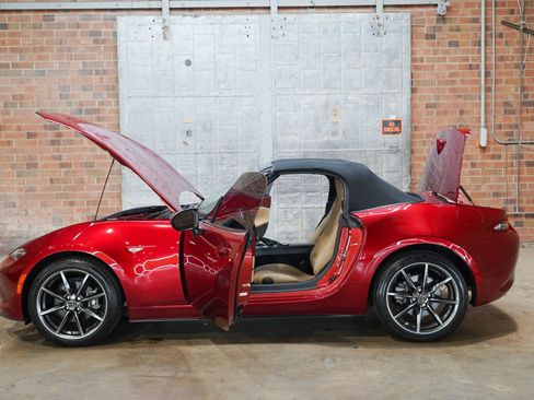 Used 2019 MAZDA MX-5 Miata Grand Touring RWD image 28