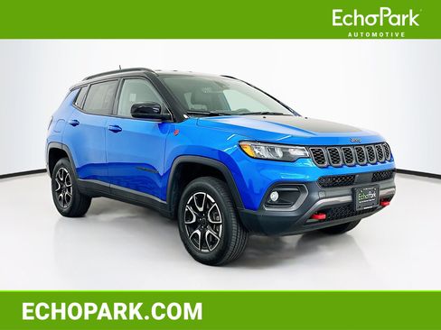 Used 2025 Jeep Compass Trailhawk AWD/4WD image 1