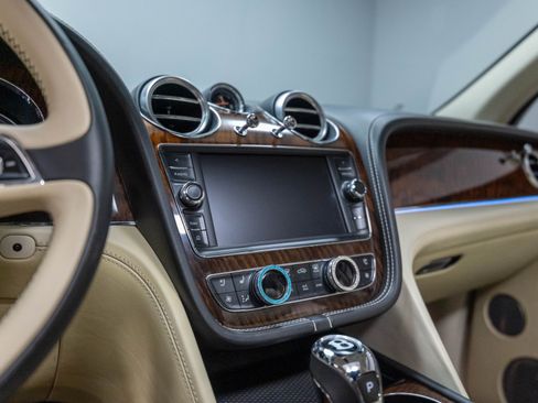 Used 2017 Bentley Bentayga AWD/4WD image 14