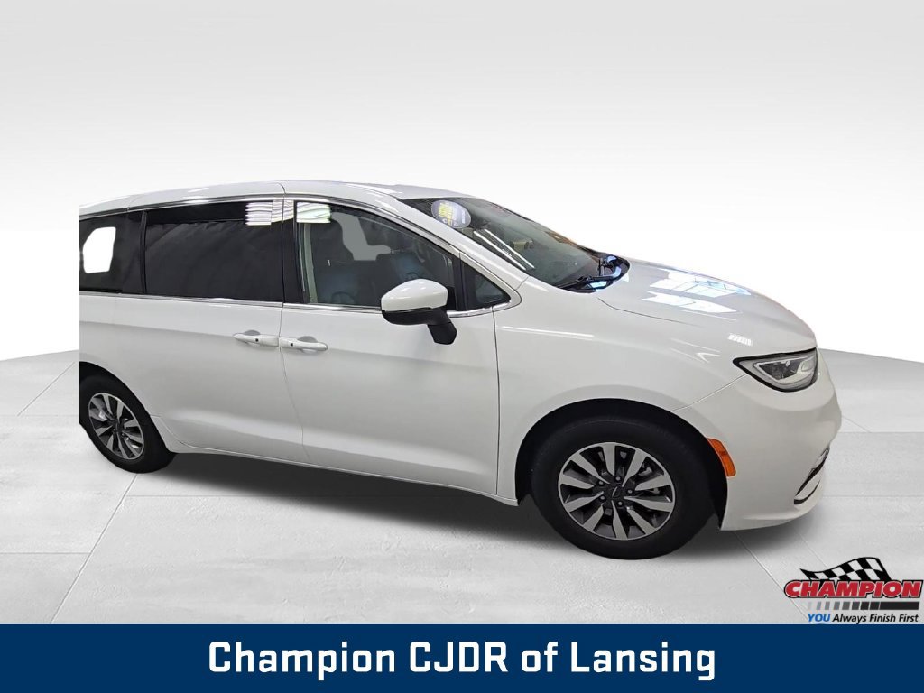 Used 2023 Chrysler Pacifica Touring-L FWD image 2