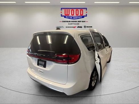 New 2027 Chrysler Pacifica Select FWD image 3