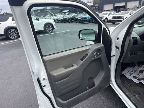 Used 2016 Nissan Frontier SV image 10