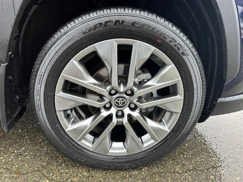 Used 2022 Toyota RAV4 XLE Premium image 9