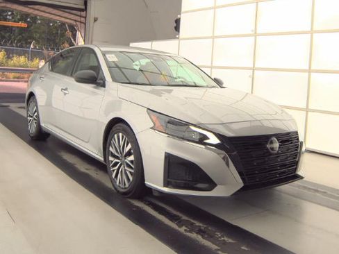 Used 2025 Nissan Altima 2.5 SV FWD image 2