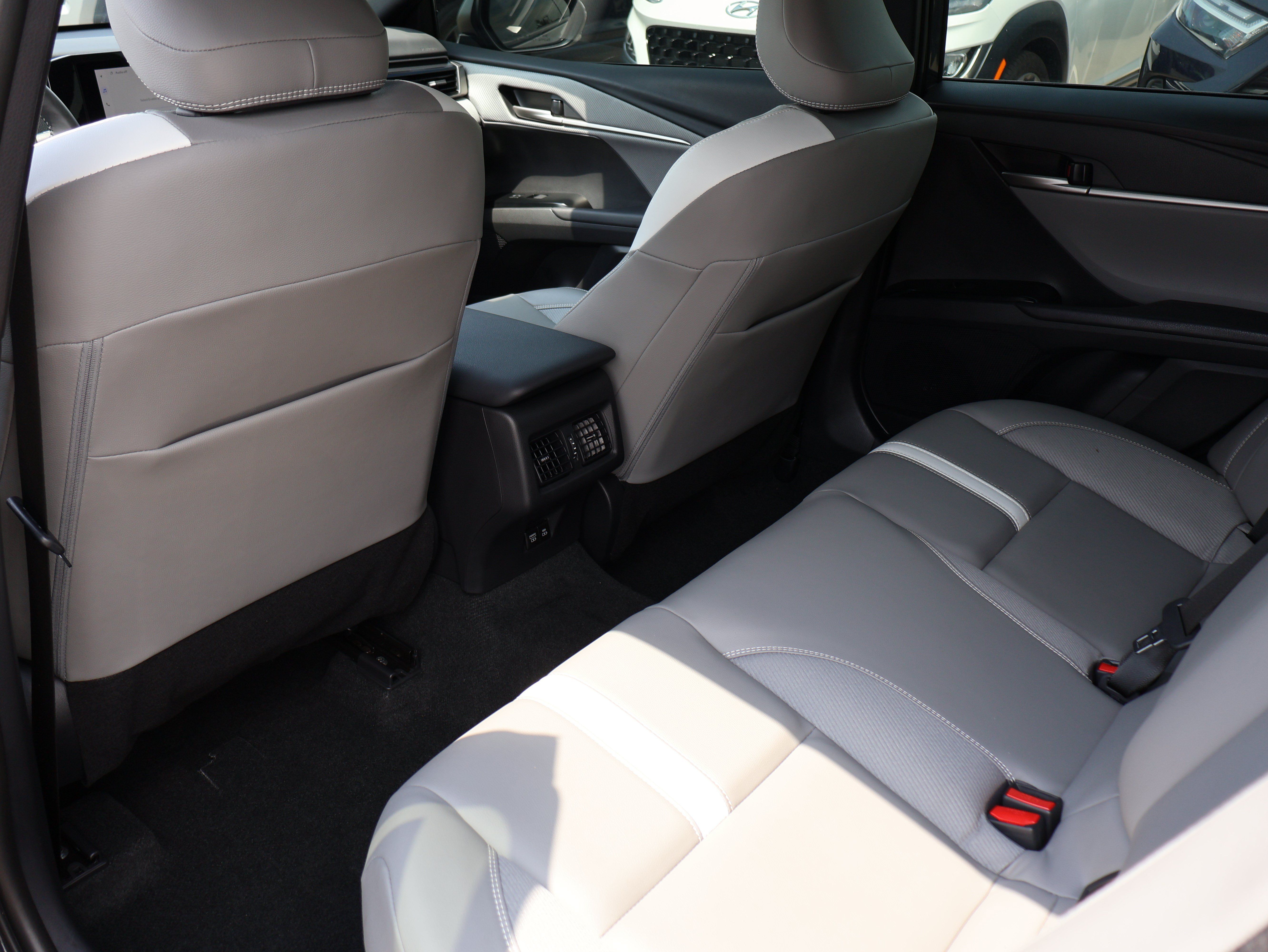 Used 2025 Toyota Camry SE FWD image 9