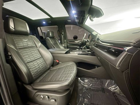 Used 2023 Cadillac Escalade ESV V image 29