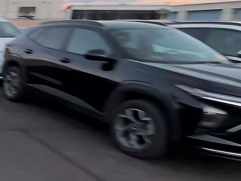 Used 2025 Nissan Versa SV image 4