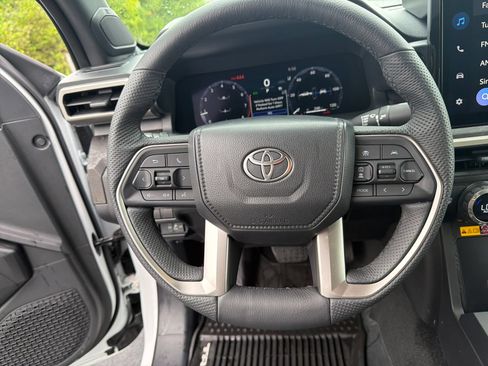 Used 2025 Toyota Tacoma Limited AWD/4WD image 15