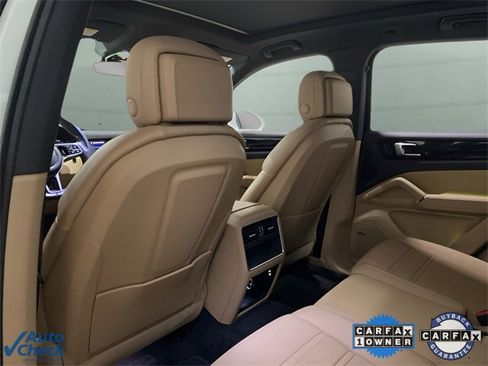 Used 2022 Porsche Cayenne w/ Premium Package image 17