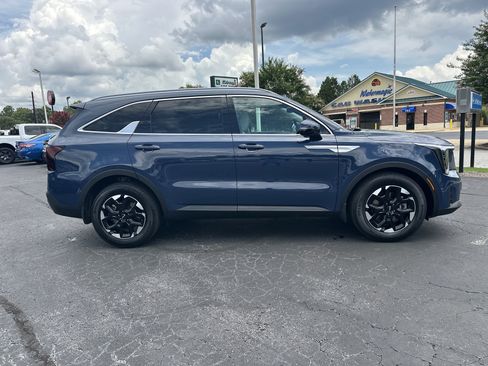 Used 2025 Kia Sorento S w/ Panoramic Sunroof Package FWD image 9