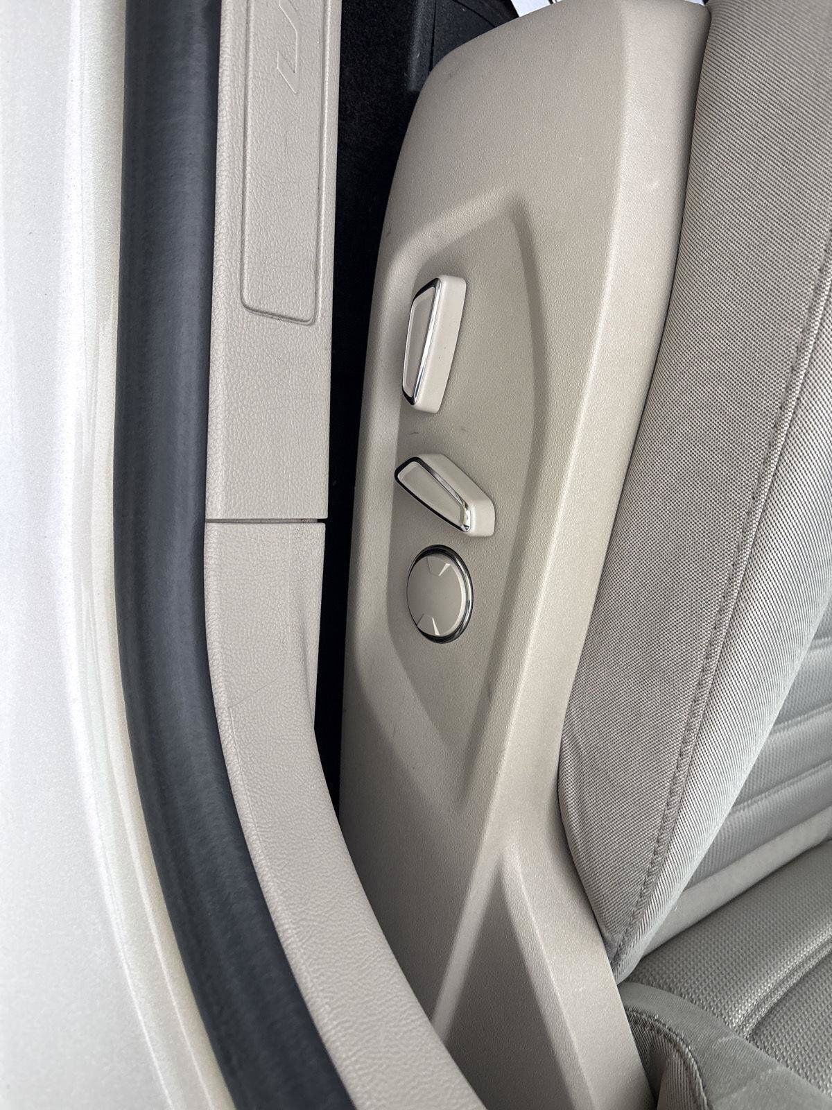 Used 2018 Ford Fusion SE FWD image 14